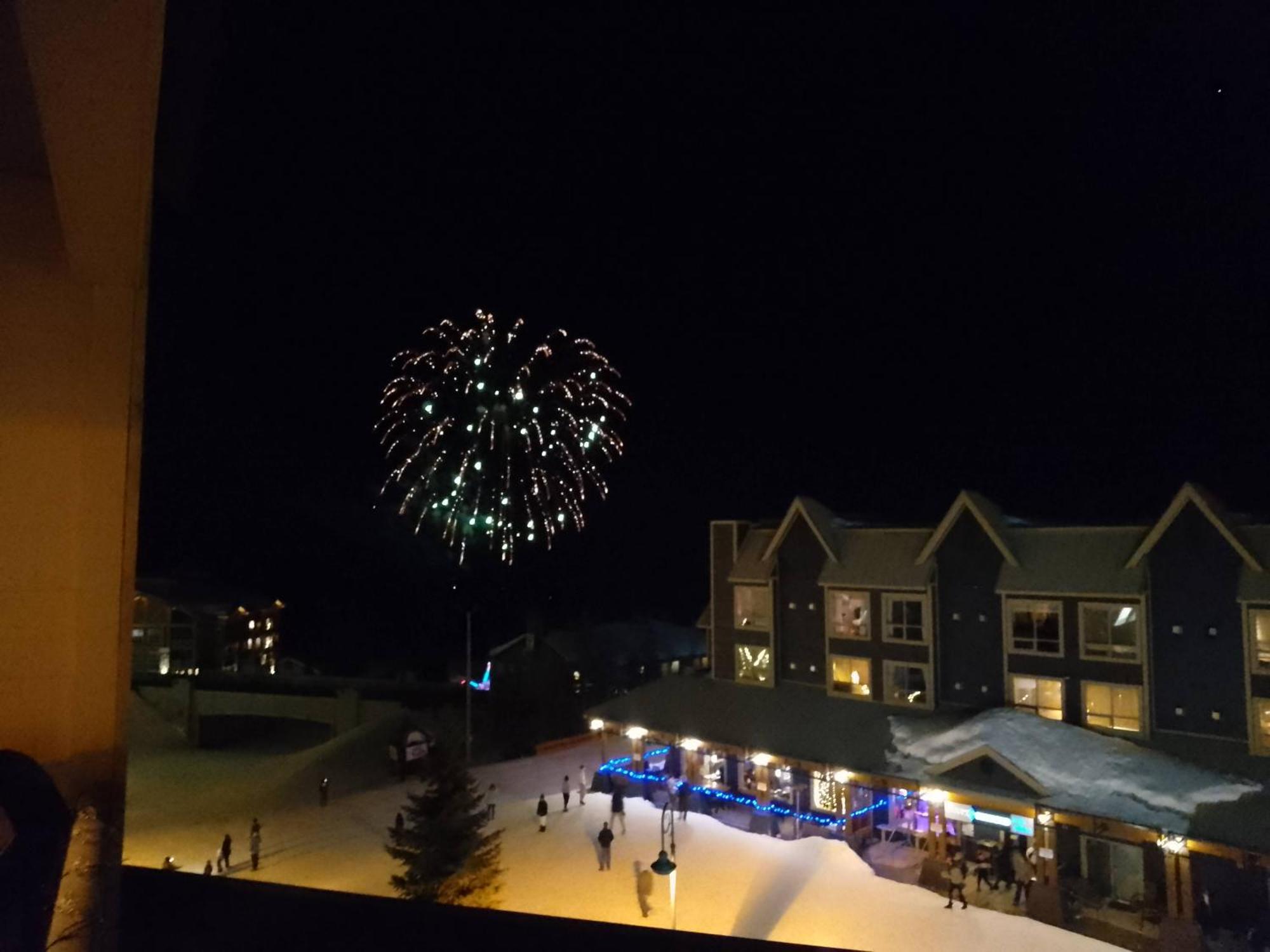 Village Center 2 Bedroom Condo Big White Ski Resort Bagian luar foto
